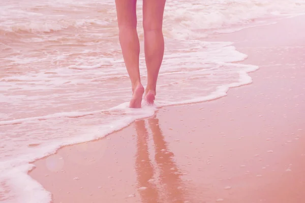 Piernas Femeninas Caminan Por Playa Una Mujer Camina Descalza Agua — Foto de Stock