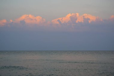 Gün batımında kırmızı bulutlar. akşam denizi