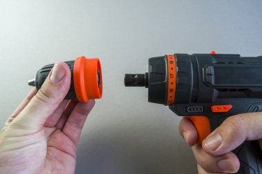 Delgiye klemp takma işlemi. delik işleme ve vida aracı