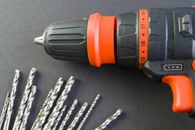 Siyah arka planda el matkabı ve kesme aleti. delik işleme aygıtı