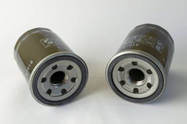 Beyaz arka planda arabanın yağ filtresi var. motor filtresi ögesi