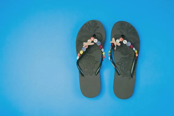 Teenslippers Een Blauwe Achtergrond Strandslippers Close — Stockfoto