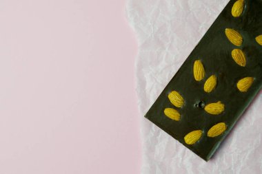 Kağıt kaplamalı bademli çikolata. Metin eklemek için pembe yer