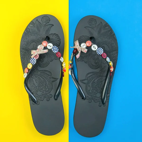 Flipflops Auf Blauem Und Gelbem Hintergrund Strandschlappen Großaufnahme Ein Objekt — Stockfoto