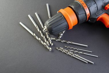 Siyah arka planda el matkabı ve kesme aleti. delik işleme aygıtı