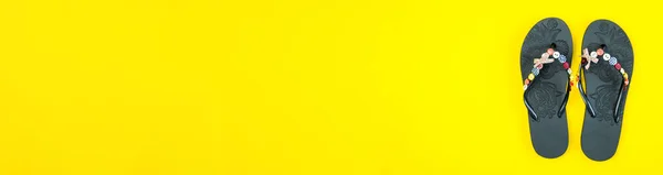 Flipflops Auf Gelbem Hintergrund Strandpantoffeln Nahaufnahme — Stockfoto