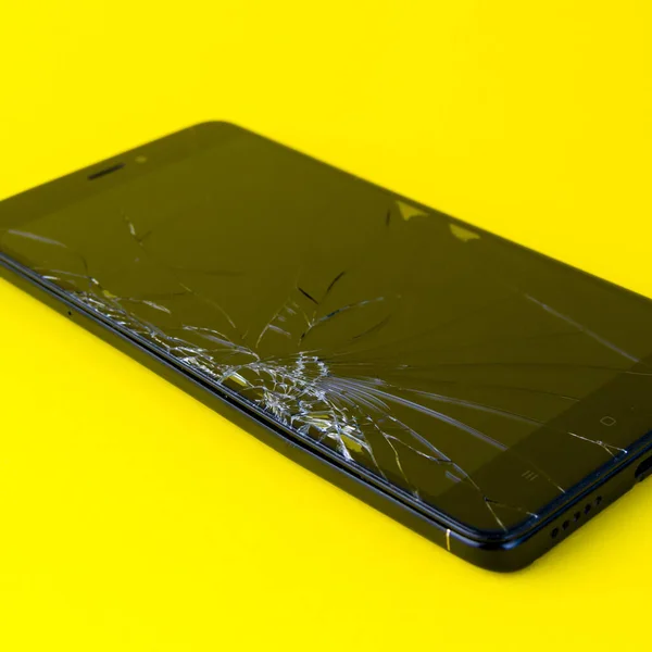 Мобильный Телефон Сломанным Экраном Лежит Желтом Фоне Сломанный Смартфон Электронный — стоковое фото