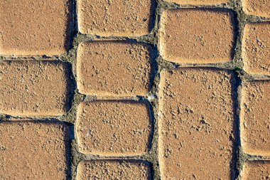 Asfaltın dokusu kahverengidir. karolar arasında pürüzlü dikişler