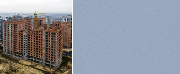 Casa Nova Feita Tijolo Vermelho Guindaste Torre Grande Canteiro Obras — Fotografia de Stock