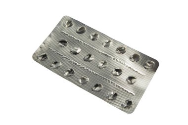 Beyaz arka planda izole edilmiş tabletlerdeki boş kabarcıklar. Vitamin için boş hücreler
