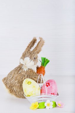 Hasır Easter bunny Paskalya yumurtaları Sepette Beyaz ahşap b ile