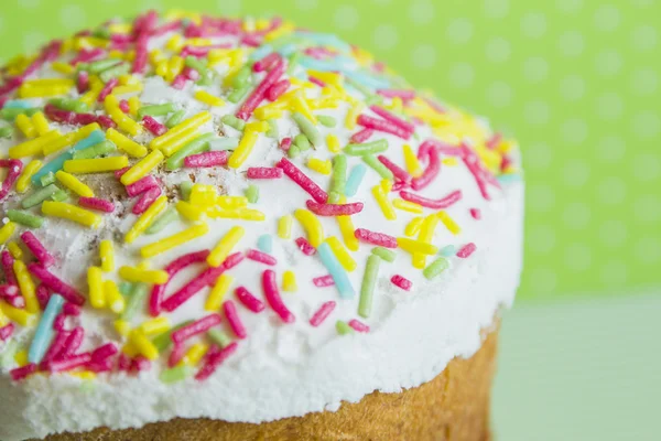 Primer plano pastel de Pascua sobre fondo verde — Foto de Stock