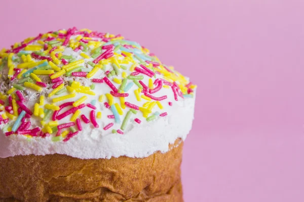 Primer plano pastel de Pascua sobre fondo rosa — Foto de Stock