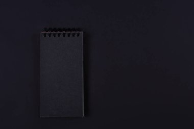 Siyah arkaplanda fotokopi alanı olan siyah boş bir defter. Kara Cuma pankartı, metin için yer.