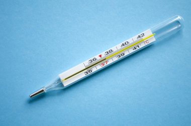 Mercury termometre subfebrile sıcaklık üzerinde mavi bir backg gösterir.