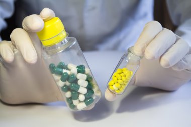 Medikal Ürünler iki şişe hap ile tutarak ellerinde
