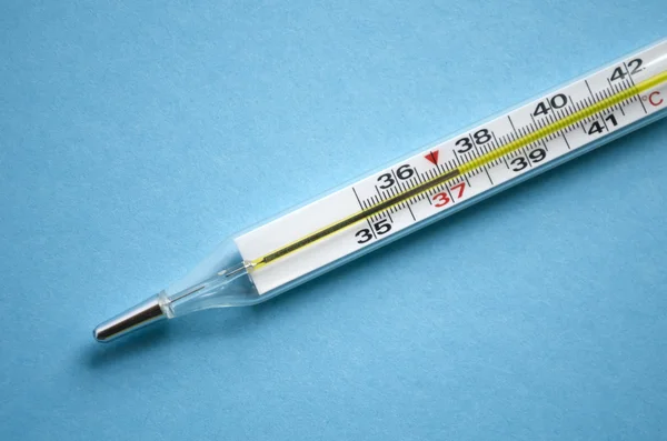 Mercury termometre subfebrile sıcaklık üzerinde mavi bir backg gösterir.