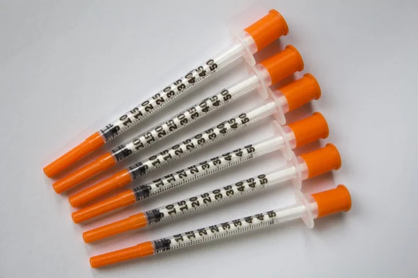 Seis seringas de insulina num fundo cinzento — Fotografia de Stock