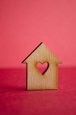 Kırmızı arka kalp yakın çekim şeklinde deliği olan ahşap ev