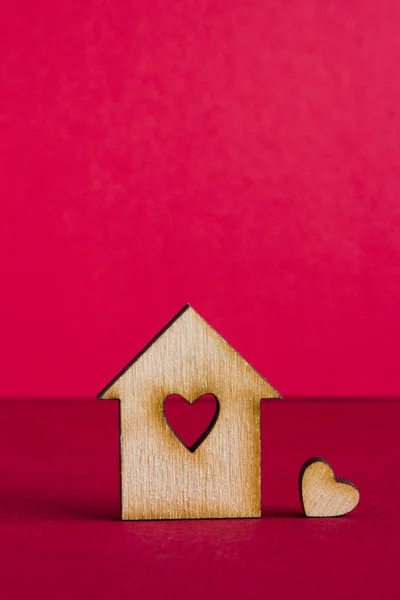 Casa in legno con foro a forma di cuore con poco cuore su — Foto Stock