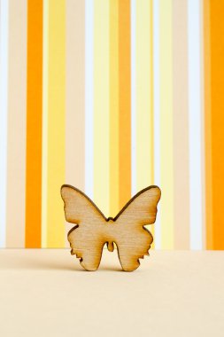 Kelebek turuncu çizgili arka plan üzerinde ahşap simgesi