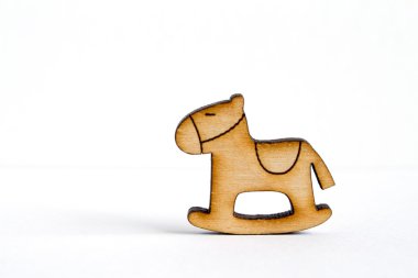 Çocuk sallanan at beyaz arka plan üzerinde ahşap simgesi