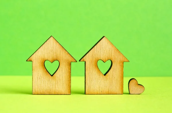Duas casas de madeira com buraco na forma de coração com pouco hea — Fotografia de Stock