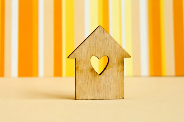 Casa de madeira com furo na forma de coração em ba listrado laranja — Fotografia de Stock