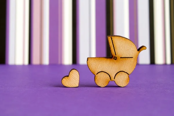 Icona in legno di carrozzina e cuoricino a righe viola — Foto Stock