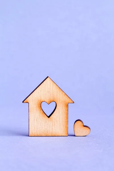 带孔的心，小小的心，对形式的木房子里 — 图库照片