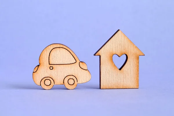 Dřevěný dům s otvorem ve tvaru srdce s ikonou auto na pur — Stock fotografie