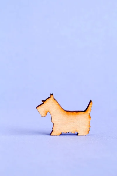 Drewniane ikony psa na fioletowym tle — Zdjęcie stockowe