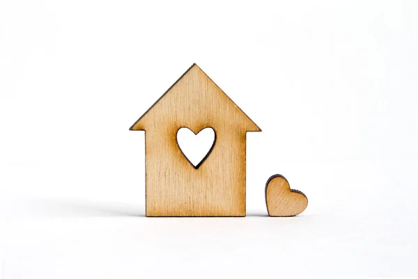 Casa in legno con foro a forma di cuore con poco cuore su — Foto Stock