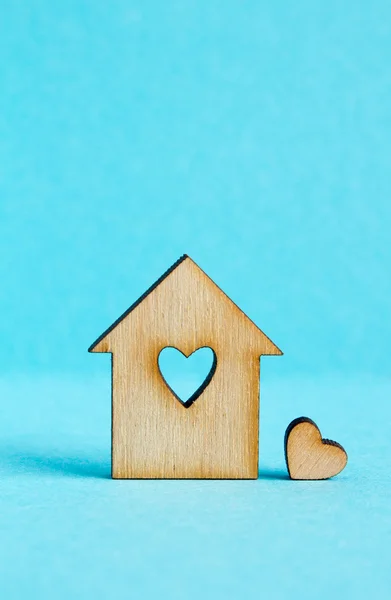 Casa in legno con foro a forma di cuore con poco cuore su — Foto Stock