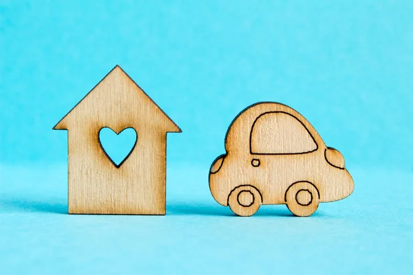 Dřevěný dům s otvorem ve tvaru srdce s ikonou auto na blu — Stock fotografie