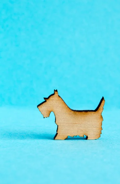 Icona in legno di cane su sfondo blu — Foto Stock