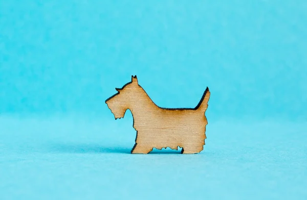 Дерев'яна ікона собаки на синьому фоні — стокове фото
