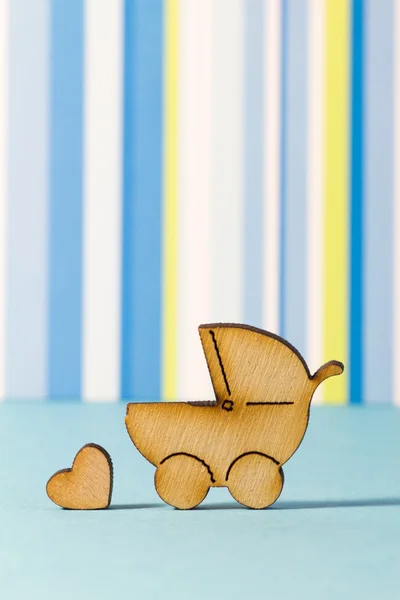 Ikon för barnvagn och lilla hjärta på blå randig ba — Stockfoto