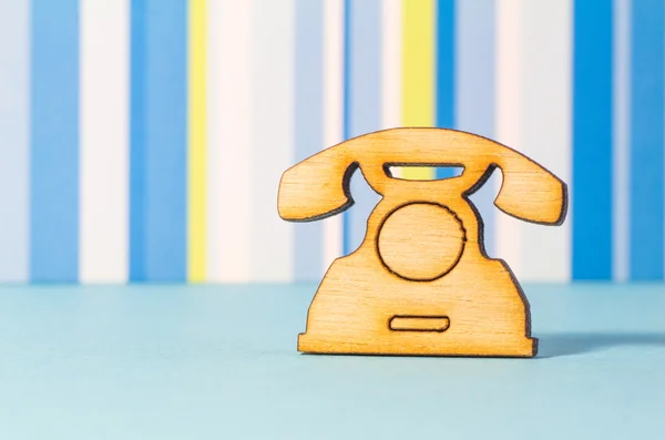 青の縞模様の背景の上の電話の木製のアイコン — ストック写真