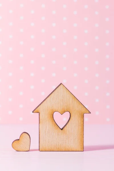 Casa de madeira com buraco na forma de coração com pouco coração em — Fotografia de Stock