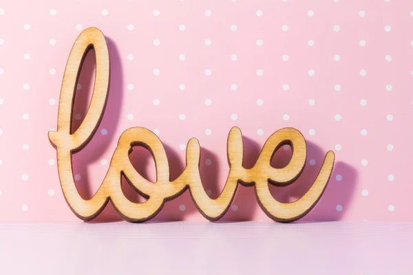 Fából készült Love felirat a rózsaszín háttér — Stock Fotó