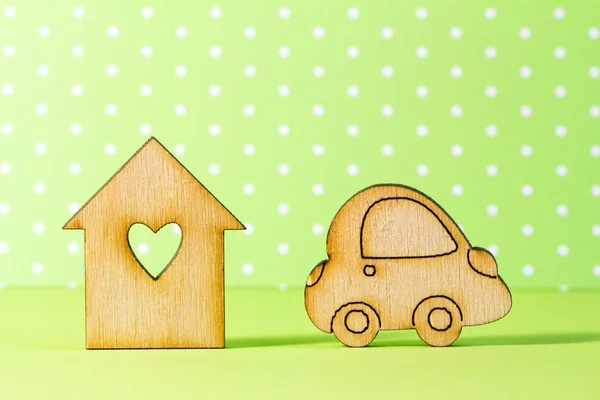 Dřevěný dům s otvorem ve tvaru srdce s ikonou auto na gre — Stock fotografie