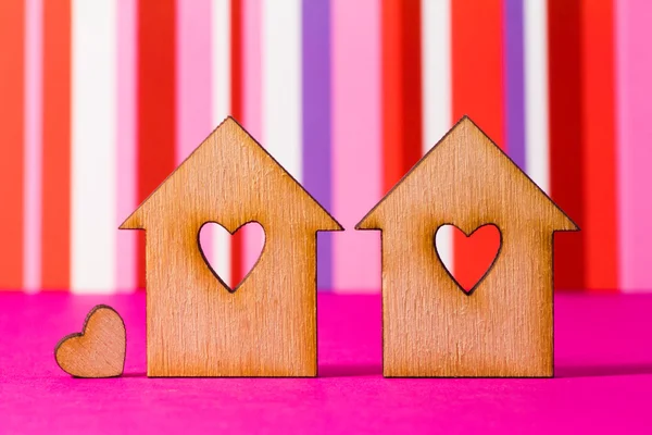 Deux maisons en bois avec trou en forme de coeur avec peu de hea — Photo