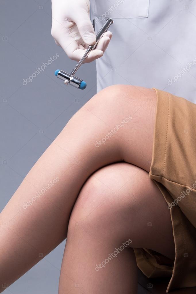 удар молотком по коленке. молоточек по колену. молотком по пальцу ноги. молотком по ногам. невролог с молоточком.