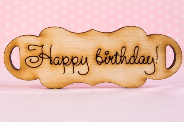 Holztafel mit der Aufschrift "Happy Birthday" auf rosa Rückseite — Stockfoto