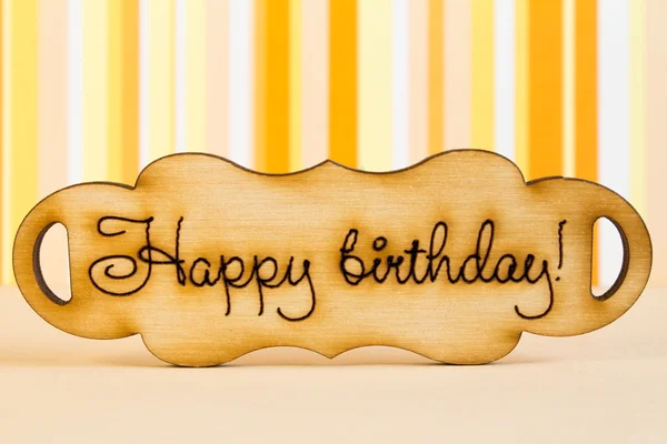 Placa de madera con la inscripción "Feliz cumpleaños" en st naranja — Foto de Stock