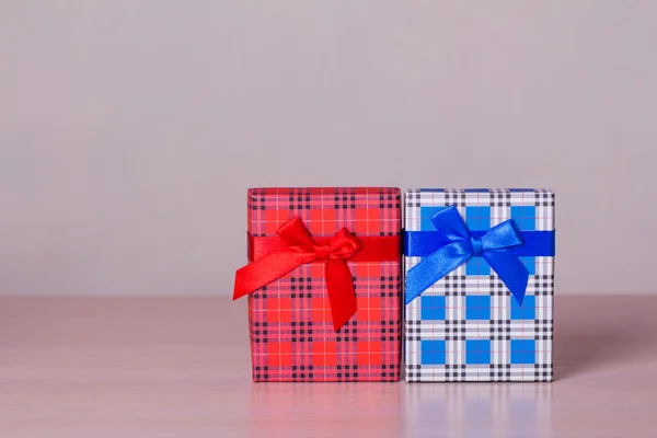 Kırmızı ve mavi kareli hediye kutuları ahşap tablo — Stok fotoğraf