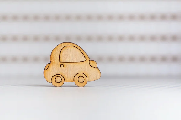 Іконка дерев'яного автомобіля на світлому тлі — стокове фото