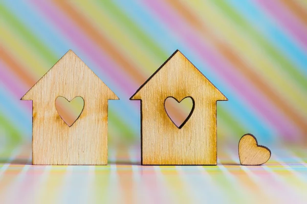 Duas casas de madeira com buraco na forma de coração com pouco hea — Fotografia de Stock
