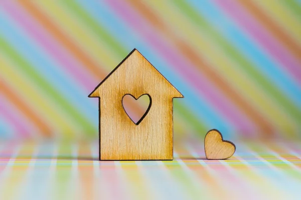 Maison en bois avec trou en forme de coeur avec peu de coeur sur — Photo